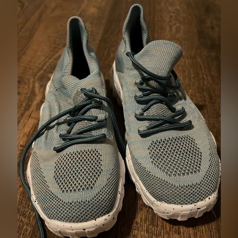 Tennis shoes